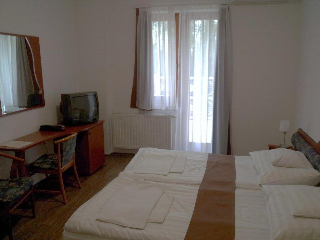 Fenyves Hotel Bekescsaba Luaran gambar